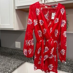 🎉 HP🎉 Express Scarlet Floral Romper